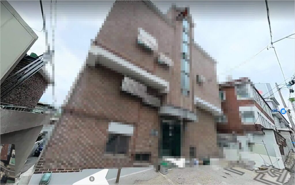 카카오맵 로드뷰로 확인한 결과, 외관상 다가구주택으로 보이는 건물